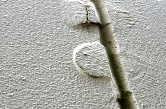 雨水の侵入により外壁に膨らみが生じている画像